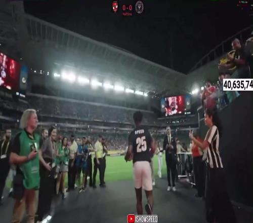 甲亢哥是真有牌面！和梅西在同一个球场上踢球，观众们疯狂了