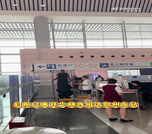 第一“高僧”名不虚传！文班亚马过安检，比安检门还高一个头