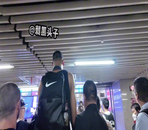这高度！文班车站里走路差点撞到天花板的指示牌