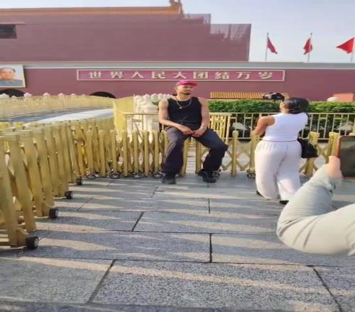 网友在天安门广场偶遇文班亚马：这外国男的好高啊