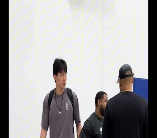 美女记者孟超：刚落地洛杉矶来探班杨瀚森希望小杨吃好喝好