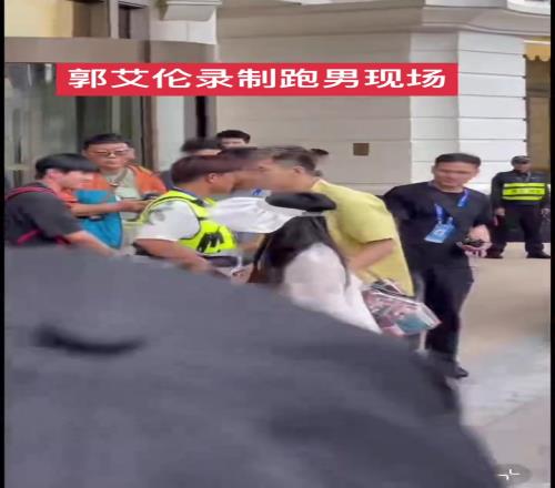 郭艾伦现身澳门录制综艺节目这一身有点小帅奥