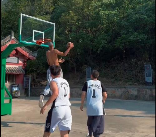 我师弟打NBA的！文班在少林寺时和师兄们打球各种空接暴扣啊