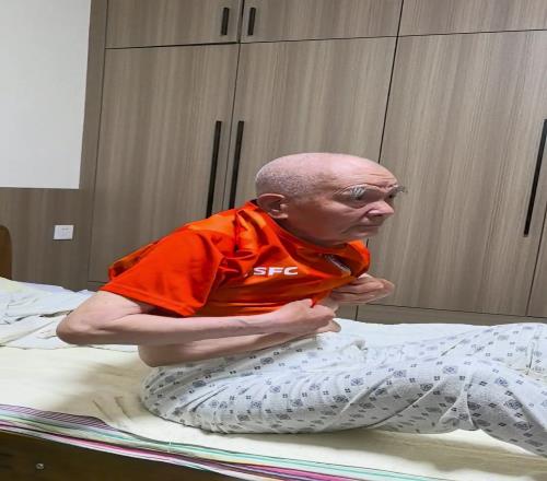 阿尔茨海默病可以让他认不出自己的儿子，却忘不了泰山队的比赛