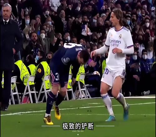 皇马传奇中场！一分钟告诉你什么是魔笛足球艺术！