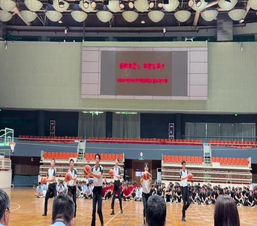 体育老师给训成篮球宝贝了