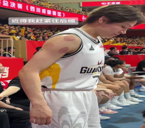核心力量真强！杨力维这个“虚空座椅”的动作一般人还真做不到