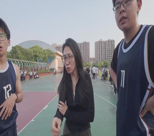 教你化学你不听教你这个总得听吧！化学老师球场上满满压迫感