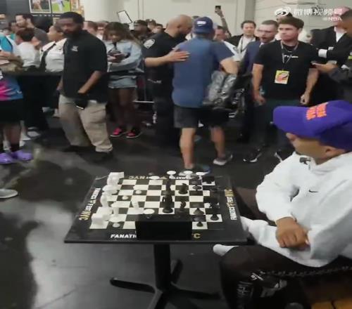 和他试试中国象棋！文班亚马休赛期生活丰富，与球迷玩国际象棋