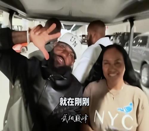 人气爆棚詹姆斯赛季结束后首次现身参加活动...