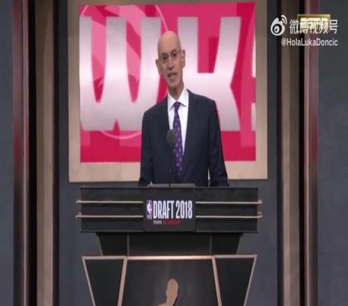 7年前的今天，东契奇被老鹰用探花签选中，随后交易至独行侠