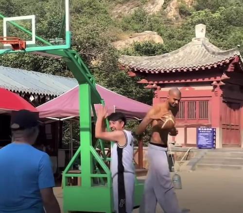佛+光头+法国人！文班亚马一人集成马刺GDP全部要素