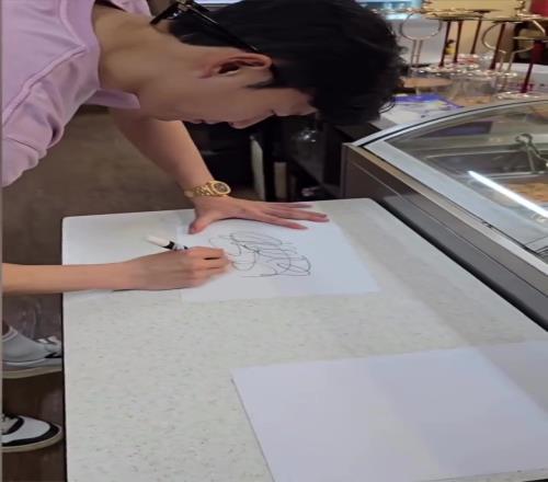 路人在超市偶遇孙兴慜并索要签名，孙兴慜直接签了个鬼画符