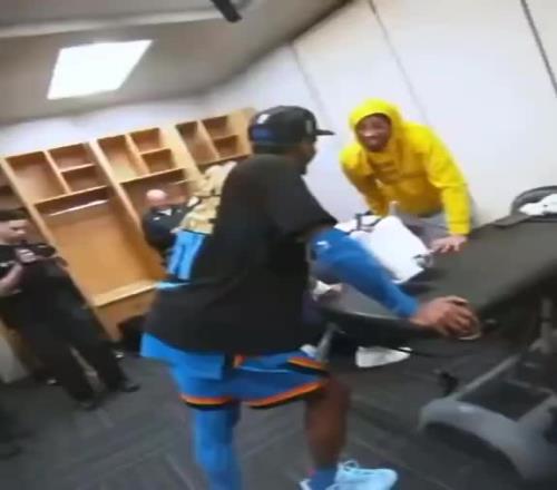 亚历山大夺冠赛后去更衣室看望哈利伯顿，这一幕他就是MVP！