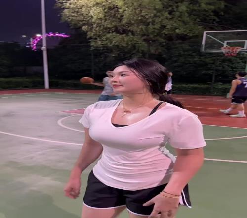 肘子姐不仅手感火热，身材也相当火热