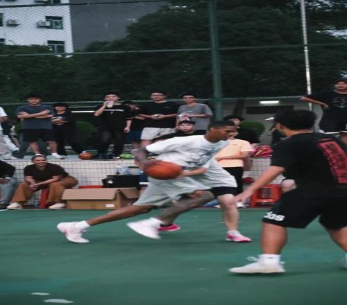 明知道他只会右手运球，但就是防不住...