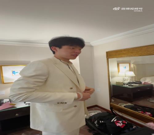 16顺位被开拓者选中了！杨瀚森一身白色帅气正装前往选秀现场