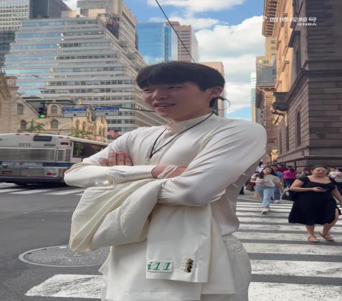 炎炎夏日一身正装！站在纽约街头啥感觉杨瀚森：太热了！