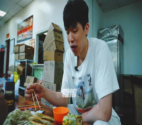 杨瀚森在美国品尝韭菜盒子：和我琦哥也是梦幻联动了