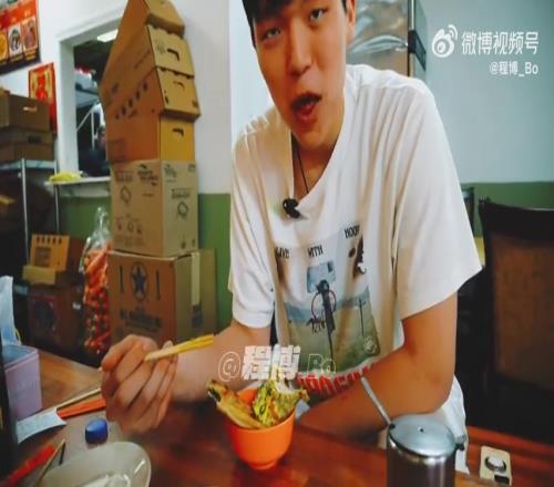 杨瀚森狂炫煎饼时突然想起周琦：我跟我琦哥也是梦幻联动了！