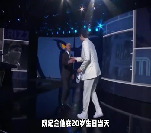 杨瀚森新赛季身披16号球衣该球衣当地销售异常火爆！