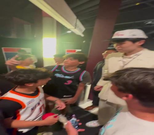 收获一批小迷弟！外国小球迷争相和16号秀杨瀚森合影留念