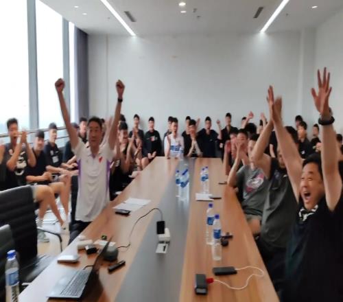 娘家人打心里高兴！杨瀚森被选上时青岛队办公室欢呼雀跃