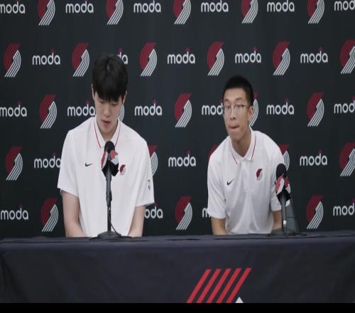 比卢普斯：带个翻译执教杨确实有点怪但篮球术语在全球都通用的