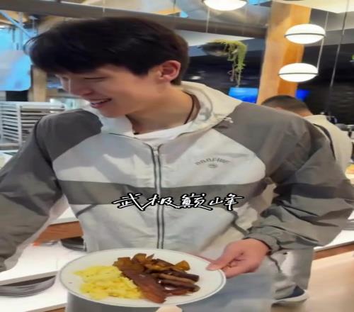 杨瀚森抵达开拓者之后和工作人员寒暄过后先干饭哈