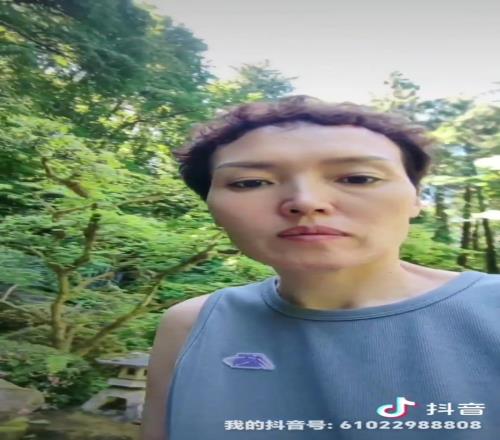 杨瀚森妈妈回应球迷：我照相从来不笑，就这习惯！！