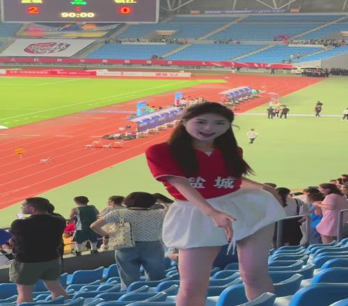盐城胜利结算画面，美女球迷热舞庆祝赢球