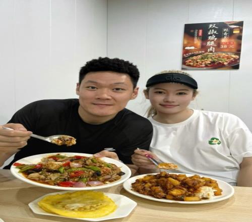 张宁妻子：今天是结婚两年纪念日行囊羞涩都无恨&难得夫妻是少年