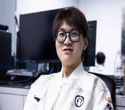 323的missing才是最正常的Crisp落败三局KD不过1阵亡21次meiko更是烂到流脓