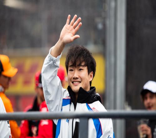 维斯塔潘：角田不是一个菜鸡车手，在红牛二队他比哈贾尔出色
