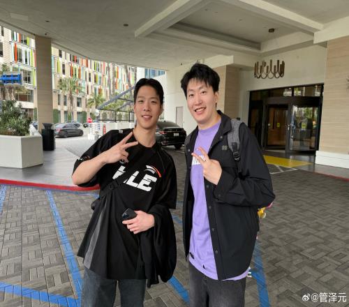 管泽元分享与Smeb合照：来拳头总部遇到一哥们，说他上单玩的还行