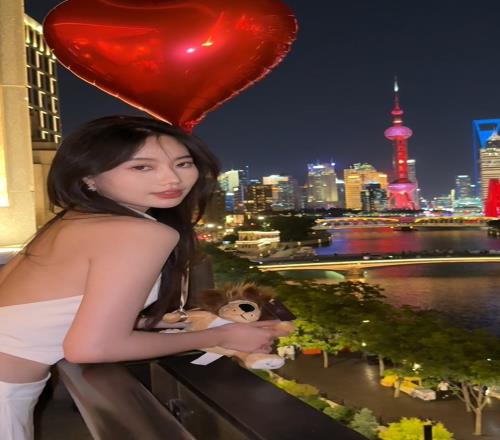 眼神在吊人啊！永劫无间赛事女主持晒照：昨天过了超开心的生日