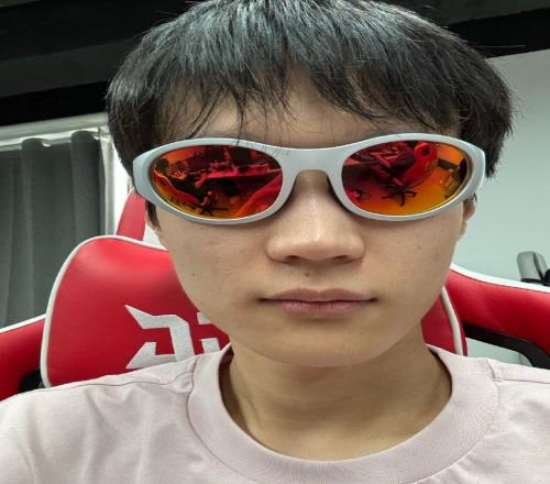 燥热的天，燥热的心！Shanks发布抽象自拍：这么帅的照片