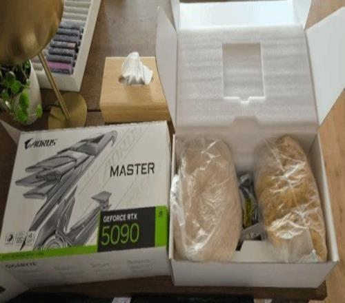 太惨！攒一年钱花2万买RTX5090：开箱是大米和面条