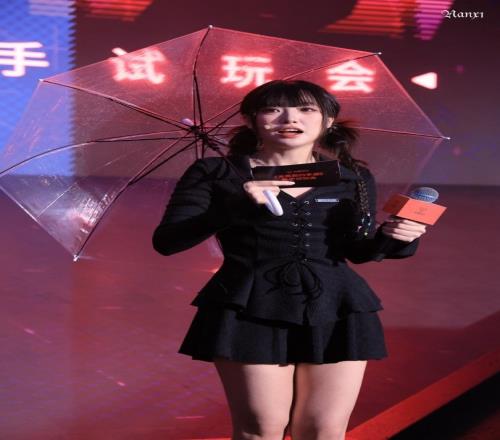 手游主持周敢敢分享照片：辛苦了下大雨扛大炮来拍我将跪地膜拜