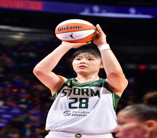 放弃亚洲杯留美！美记：李月汝申请交易是国家队主导的