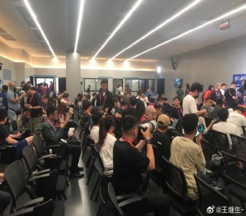 18强赛收官战！记者：国足赛前发布会媒体记者还是不少