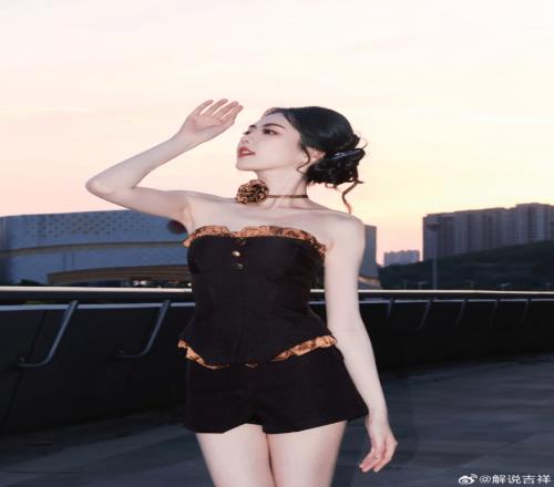 好白的腿！PEL主持吉祥晒照：囤了好久的落叶小玫瑰妆造