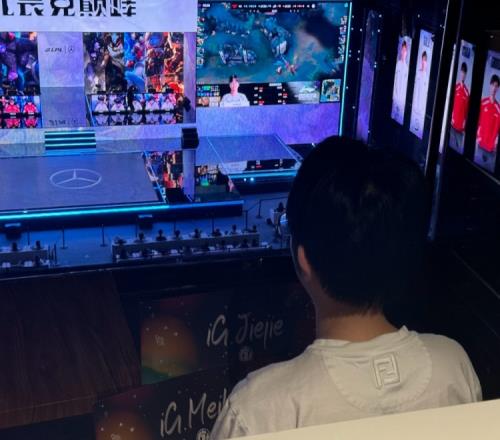 冰岛人加油！AL官方晒Flandre观赛：嘴上歪泼三，手上