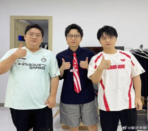 米勒分享与KIDWX合照：精彩的bo5今天孩神太活跃了拦不住