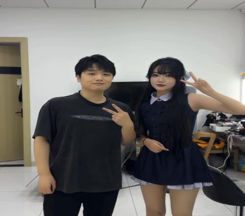 主持十月晒照：《人类的悲观并不相通》