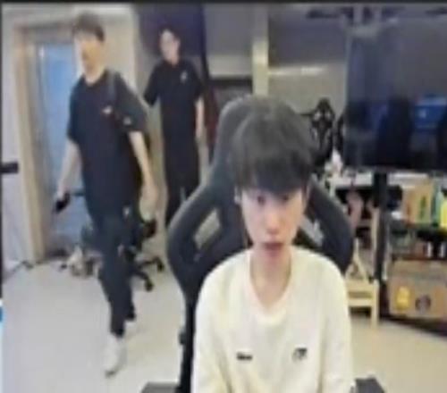 深圳NIP新打野就是你H4cker现身俱乐部基地，并与Doinb打招呼！