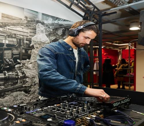 邮报介绍热刺离队门将：10年仅出场8分钟，副业是DJ、摄影师&演员
