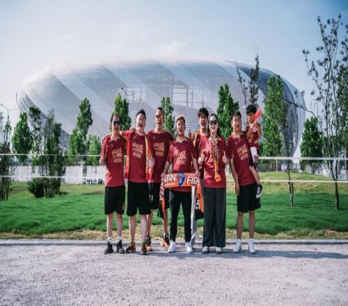 陪伴是最长情的告白！16年“元老级”吧友现场助威国足