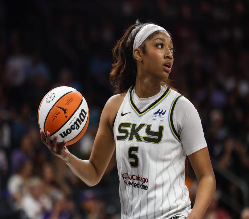 里斯生涯场均进攻篮板为WNBA历史最多比肩NBA摩西马龙