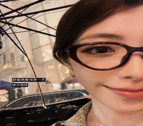 希然晒照发布观影感：电影里张曼玉张艾嘉叶倩文老师好美！